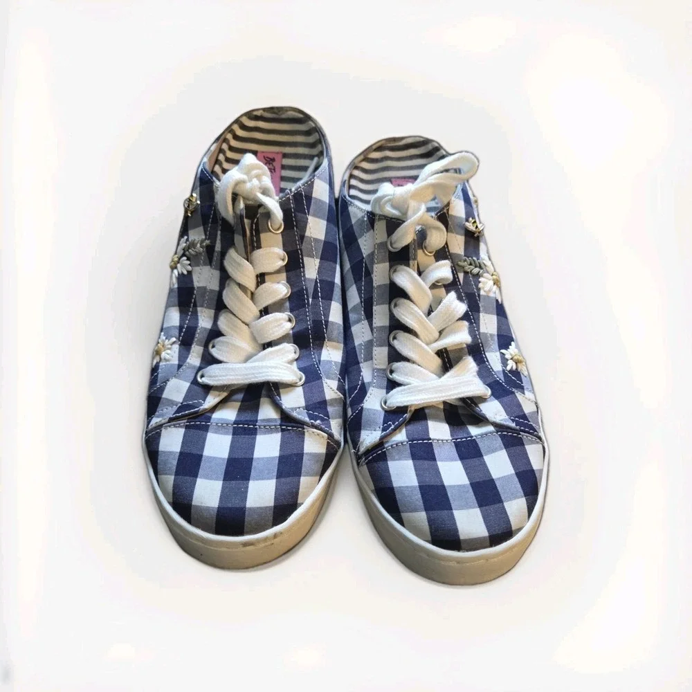 Betsey Johnson Edna Gingham Daisy Bee Embroidered‎ Sneakers Blue White 7.5M**